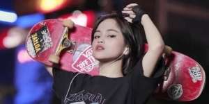 Manglingin! Potret Jeje Slebew Pakai Wig Bak Idol Korea