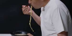 Ada Kaus Putih Khusus Makan Ramen, Tak Perlu Takut Jika Kena Kuah