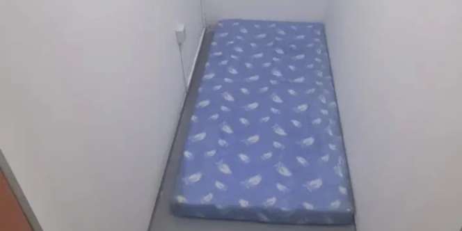 Viral Kamar Kos Sesempit 'Liang Lahat' Bertarif Rp1,1 Juta, hanya Muat 1 Kasur Busa Tipis