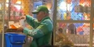 Viral Aksi Driver Ojek Online Bereskan Sisa Makanan di Resto Cepat Saji, Tuai Pujian Warganet
