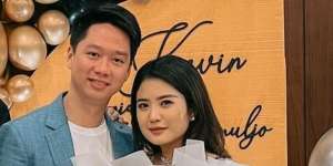 Romantis Banget! Kevin Sanjaya Lamar Valencia Tanoesoedibjo di Tengah Lapangan JIS