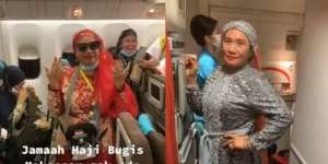 Potret Jemaah Haji Bugis Dandan Cetar di Pesawat Saat Pulang dari Tanah Suci