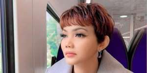 Rina Nose Potong Rambut Sendiri, Hasilnya Mengejutkan