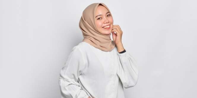 Tips & Trik Agar Kerudung Segi Empat Tetap Tegak, Gak Bakal `Mleyot`