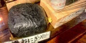 Dijamin Bikin Kenyang, Ada Menu Onigiri Raksasa 1,8 Kg