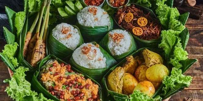 Ide Makan Siang Bersama Keluarga di Rumah, Tampah Nasi Bali Ini Bakal Jadi Menu Istimewa