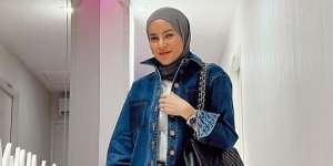 OOTD Hijab Monokrom Olla Ramlan, Gaya Semi Formal Cocok Buat Kerja