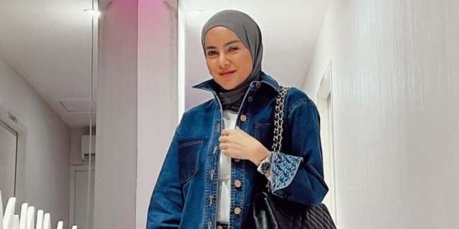 OOTD Hijab Monokrom Olla Ramlan, Gaya Semi Formal Cocok Buat Kerja
