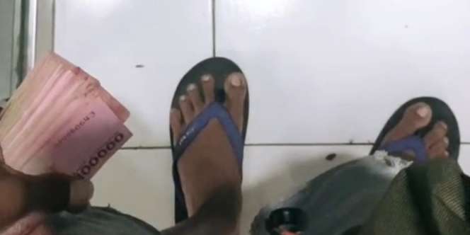 Ditolak Gebetan Cuma Gegara Bersandal Jepit dan Naik Motor Matic, Pria Ini Pamer Saldo ATM yang Jumlahnya Bikin Mata Melotot