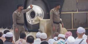 Setelah 2 Tahun Dilarang, Umat Islam Kembali Boleh Cium Hajar Aswad dan Sholat di Hijr Ismail