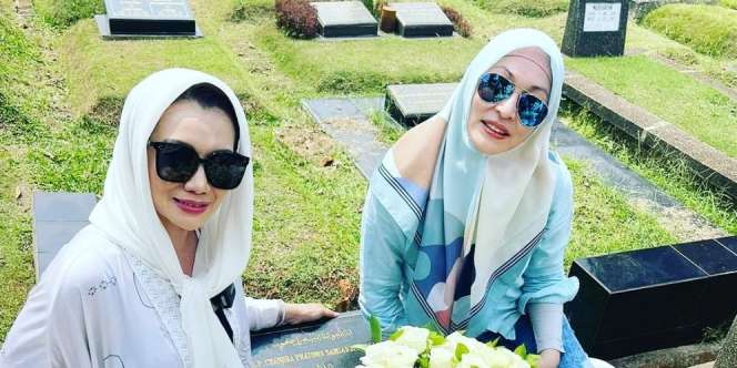  Adem! Begini Momen Reza Artamevia dan Angelina Sondakh Ziarah Bareng ke Makam Adjie Massaid