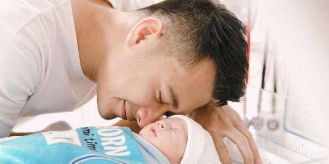 Momen Mendebarkan Istri Eza Gionino Melahirkan Anak Ketiga: Sempat Terpapar Covid, Air Ketuban Berkurang