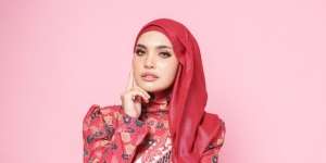 Tutorial Makeup Flawless di Wajah Berjerawat dan Kemerahan dengan Es Batu, Hasilnya Bikin Takjub!