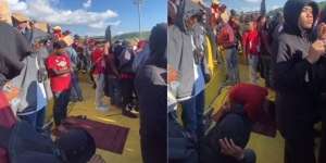 MasyaAllah, Aksi Suporter Sepak Bola Sholat di Tribun Saat Tonton Pertandingan Banjir Pujian
