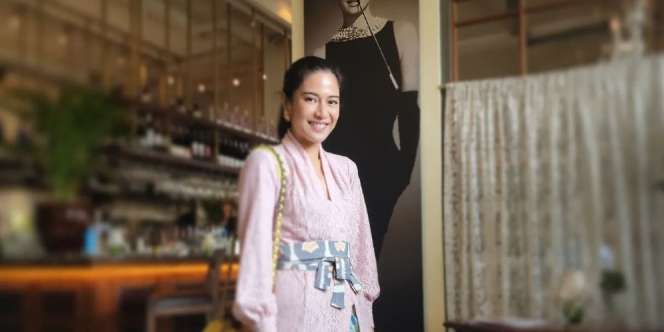 Dian Sastro Bergaya ala Cewek Kue Versi Indonesia