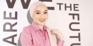 Inspirasi OOTD Pakai Kemeja Loose Ala Kiara Leswara Bikin Nyaman Seharian