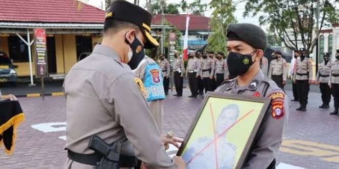 Potret Bintara Polri Dipecat Secara Tidak Hormat, Fotonya Dicoret Tinta Merah!