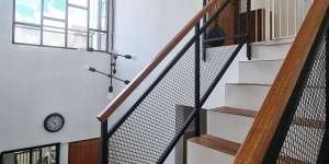 Tengok Ide Railing Tangga Estetik Berdesain Industrial