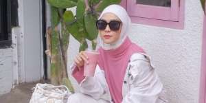 OOTD Hijab Nuansa Pink Zaskia Adya Mecca, Terlihat Lebih Muda bak ABG