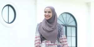 Gaya Stunning Moms ala Zaskia Sungkar, Tenteng Tas Mewah Ratusan Juta