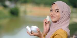 Tidak Punya Lip Liner dan Blush, Gunakan Buah Ceri untuk Merias Wajah