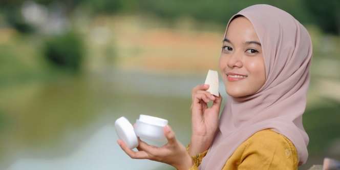 Tidak Punya Lip Liner dan Blush, Gunakan Buah Ceri untuk Merias Wajah