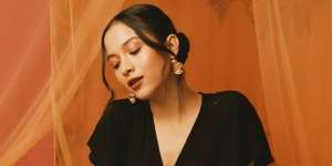 4 Gaya Seru Putri Marino Tampil Kekinian dengan Kain Batik