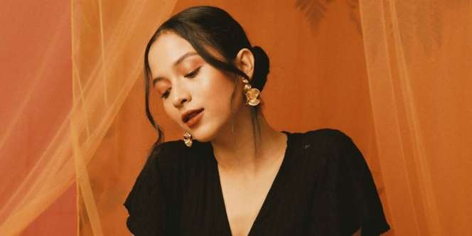 4 Gaya Seru Putri Marino Tampil Kekinian dengan Kain Batik