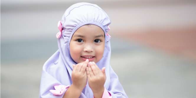 Balasan Begitu Besar Saat Merawat atau Mengadopsi Anak Yatim