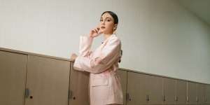 Gaya Luna Maya Jadi Pramugari, Salfok Tenteng Tas Rp1,6 Miliar