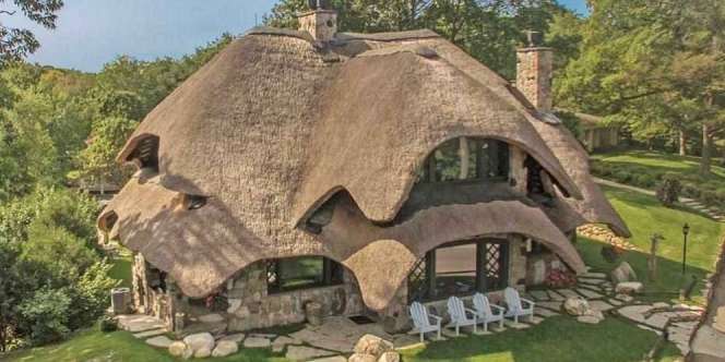 Dibangun 1918, Rumah Jamur Beratap Jerami Isinya Ternyata Mewah