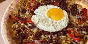 Ada Pizza dengan Topping Mi Goreng, Lengkap dengan Telur Mata Sapi