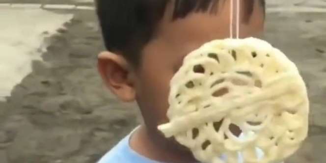 Kocaknya Bocah Lomba Makan Kerupuk Pakai Galau