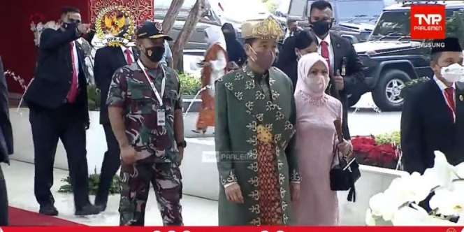 Jokowi Tampil Cerah Berbalut Baju Adat Bangka Belitung di Sidang Tahunan MPR 2022