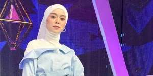 Lesty Tampil Stunning dengan Turban Putih dan Blus Asimetris