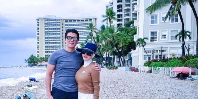 Tas Mini Model Besek Emas Syahrini Harganya Bikin Kaget