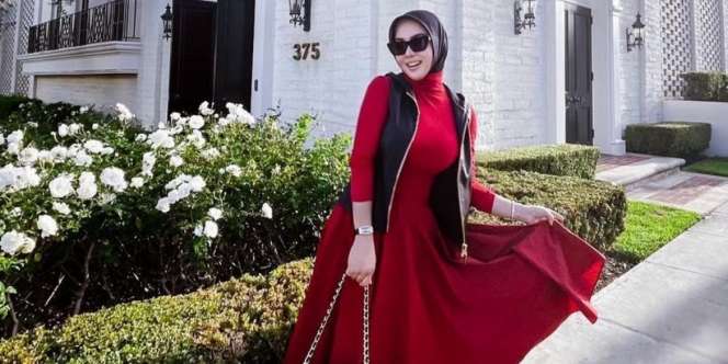 Gaya Unik Busana Merah Putih Syahrini, Harga Tas Tabung Bikin Kantong Membara