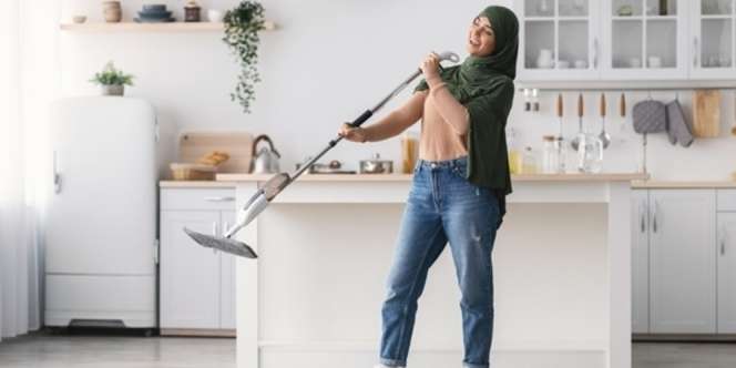 Mitos Bersih-ersih Rumah di Malam Hari Sebabkan Kefakiran, Benarkah?