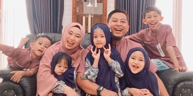 Terobos Pagi, Perkasanya Ibu 5 Anak Antar Sekolah