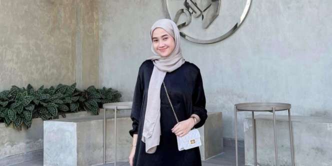 Pakai Tunik dengan Stylish, Tiru Gaya Hijaber Ini