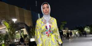 Sulap Scarf Silk Jadi Outer, Tampilan Pastinya Makin Stylish