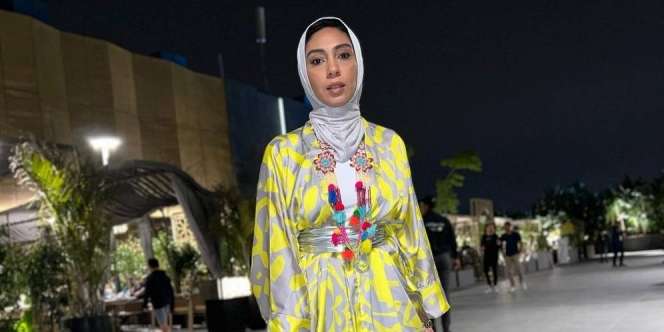 Sulap Scarf Silk Jadi Outer, Tampilan Pastinya Makin Stylish