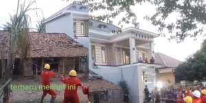 Bedah Rumah Robohkan Bangunan Reyot, Netizen Salfok Rumah Mewah di Sebelahnya, Netizen: Mencoloknya Langit dan Bumi