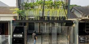 Rumah Keren Ini Punya Hall Basket Mini dan Area Tribun