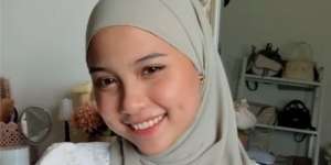 Tutorial Menggunakan Pashmina Simpel dengan Anting