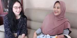Potret Arumi Bachsin Kunjungi Mantan Ajudan, Ternyata Rumahnya Luas Banget!