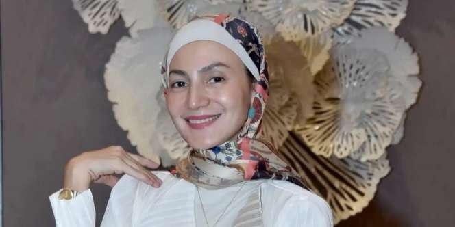 Gaya Turban Santai Wanda Hamidah, Kece Ala Anak Muda