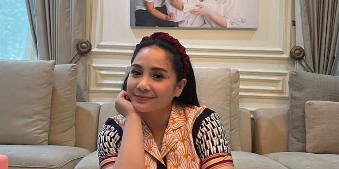 Bikin Iri! Nagita Slavina Keluarin Gepokan Uang Buat Hadiah Panjat Pinang Karyawan