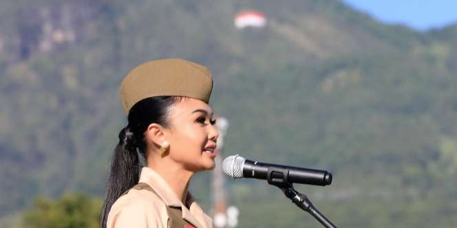 Hormat Grak! Penampilan Cantik Yuni Shara Jadi Pembina Upacara Pertama Kali di Sekolah PAUD Miliknya
