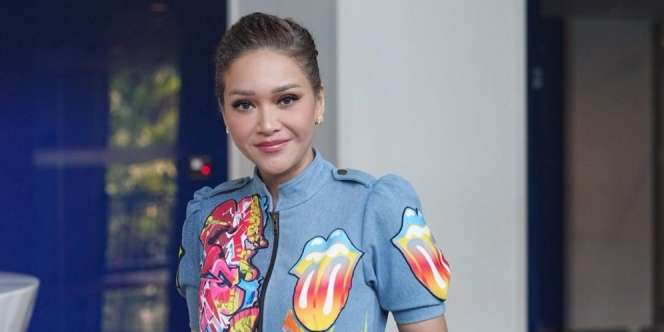 Dirias Natural dengan Gaya Rambut French Twist, Tampilan Maia Estianty Jadi Elegan Bak Ibu Pejabat